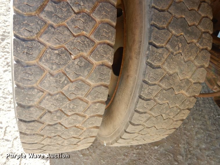 image for item DI1014 2001 Ford F450 Super Duty XL  flatbed truck