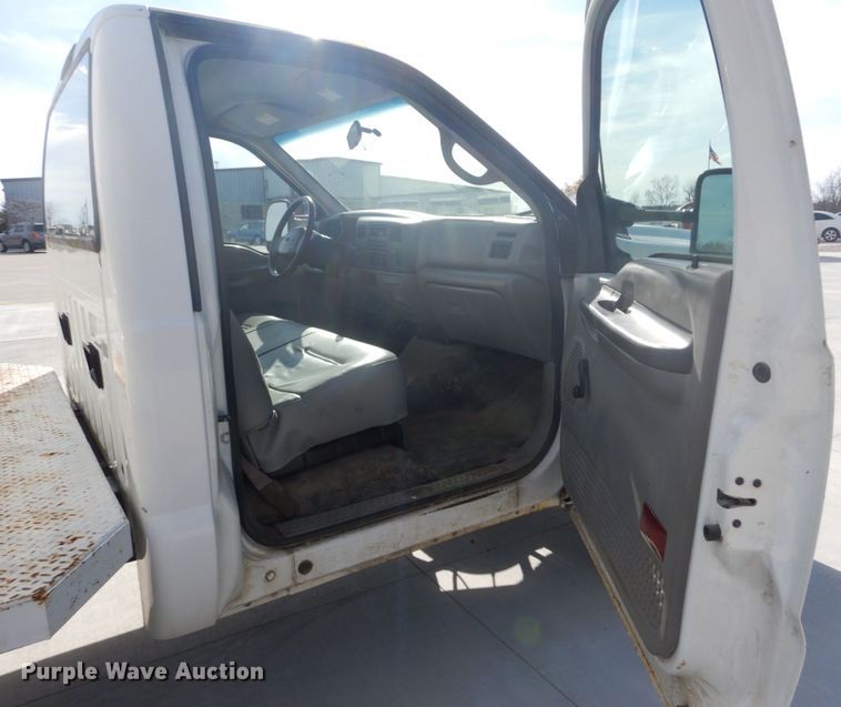 image for item DI1025 2001 Ford F550 Super Duty XL  utility truck