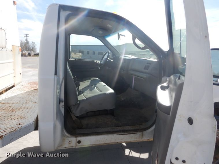 image for item DI1025 2001 Ford F550 Super Duty XL  utility truck