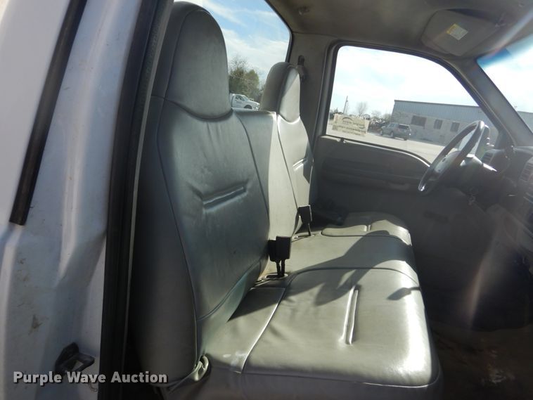 image for item DI1025 2001 Ford F550 Super Duty XL  utility truck