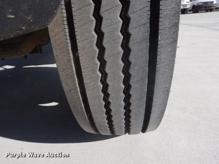 image for item DI1025 2001 Ford F550 Super Duty XL  utility truck