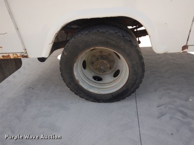 image for item DI1025 2001 Ford F550 Super Duty XL  utility truck