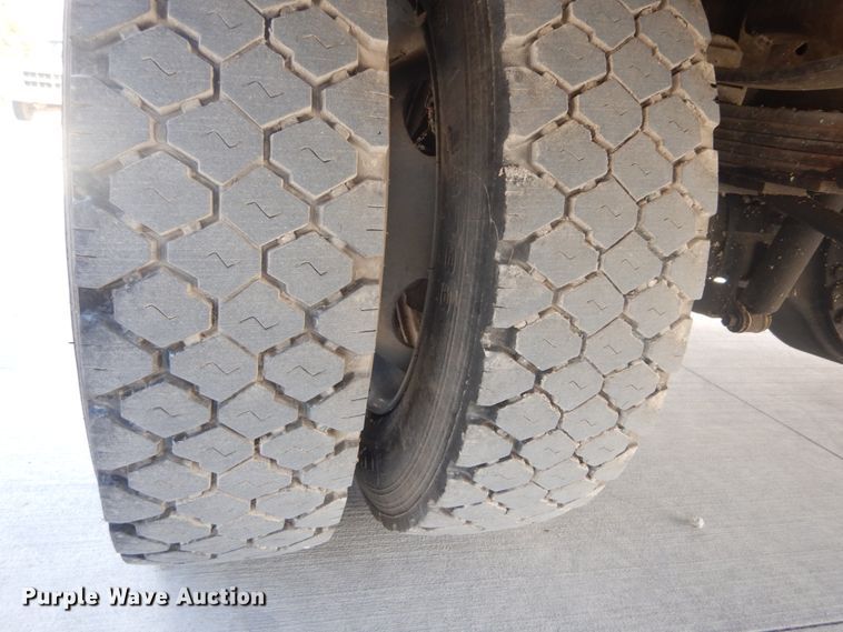 image for item DI1025 2001 Ford F550 Super Duty XL  utility truck