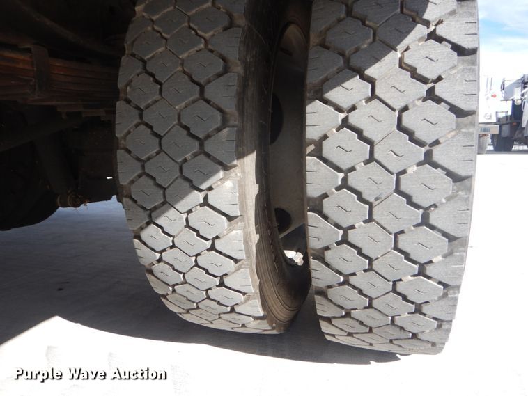 image for item DI1025 2001 Ford F550 Super Duty XL  utility truck