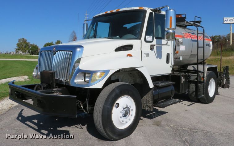 image for item DI3820 2002 International 7300  oil distributor truck