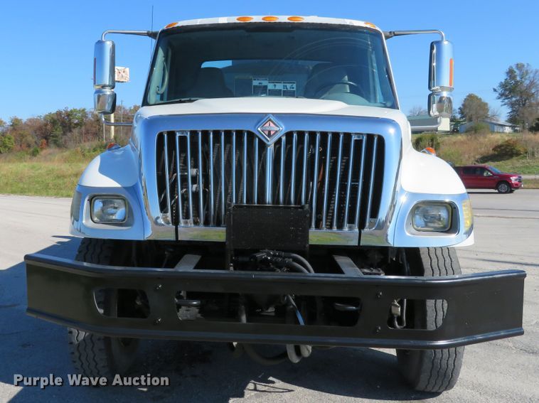 image for item DI3820 2002 International 7300  oil distributor truck