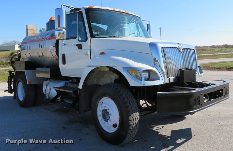 image for item DI3820 2002 International 7300  oil distributor truck