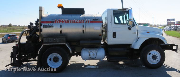 image for item DI3820 2002 International 7300  oil distributor truck
