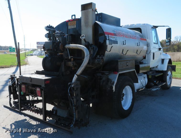 image for item DI3820 2002 International 7300  oil distributor truck