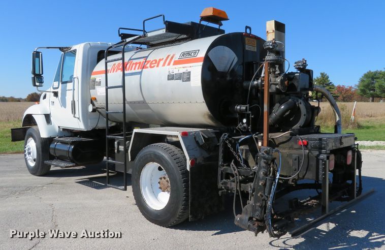 image for item DI3820 2002 International 7300  oil distributor truck