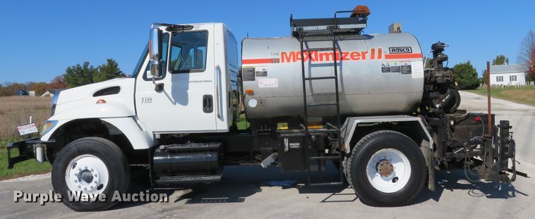 image for item DI3820 2002 International 7300  oil distributor truck