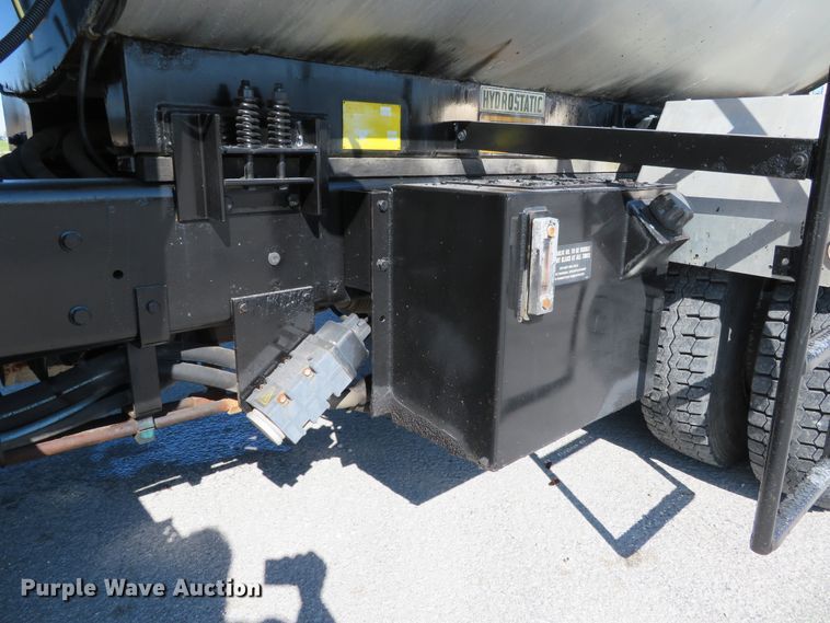 image for item DI3820 2002 International 7300  oil distributor truck