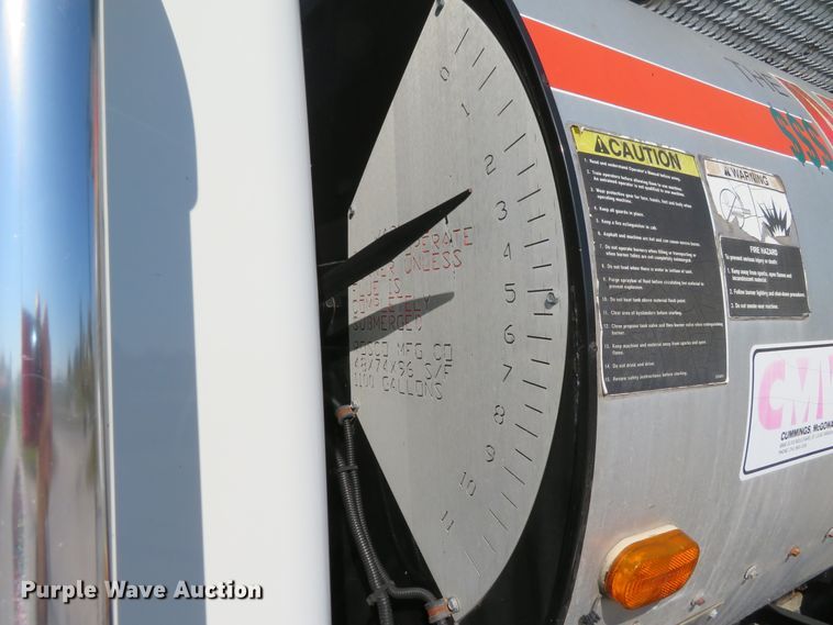 image for item DI3820 2002 International 7300  oil distributor truck