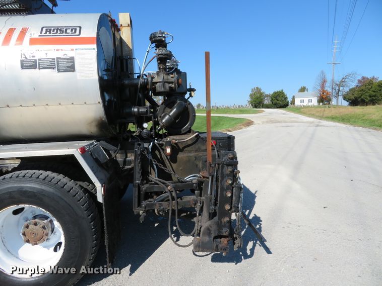 image for item DI3820 2002 International 7300  oil distributor truck