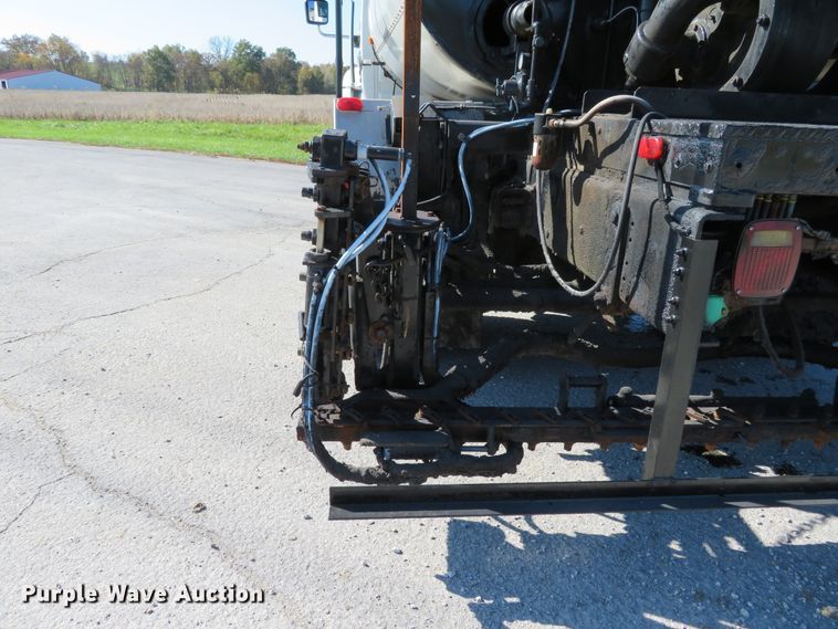 image for item DI3820 2002 International 7300  oil distributor truck