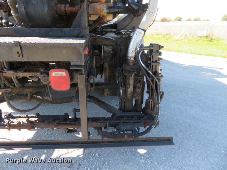 image for item DI3820 2002 International 7300  oil distributor truck