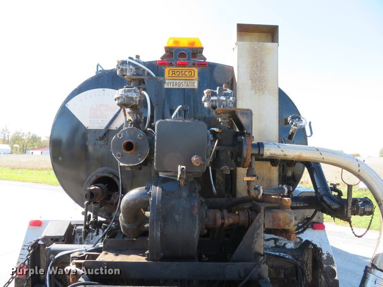 image for item DI3820 2002 International 7300  oil distributor truck