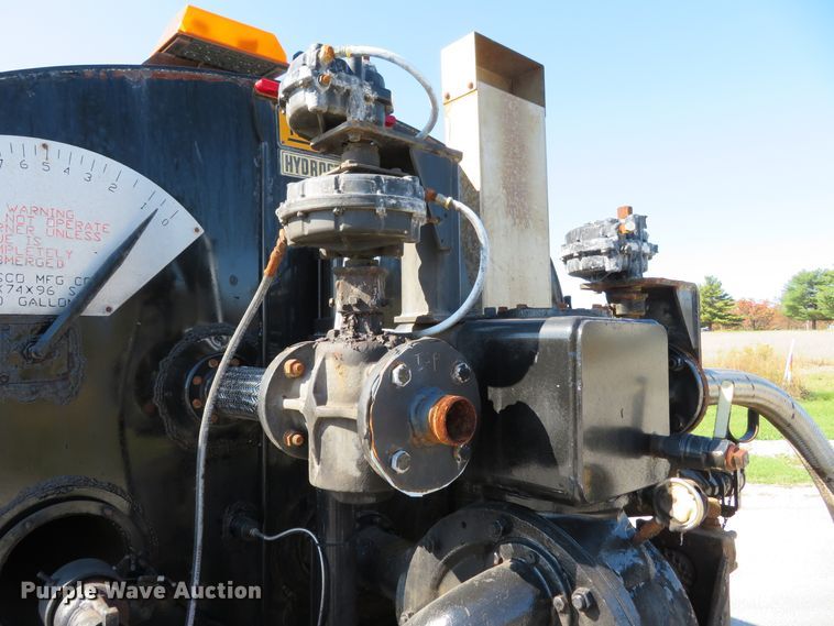 image for item DI3820 2002 International 7300  oil distributor truck