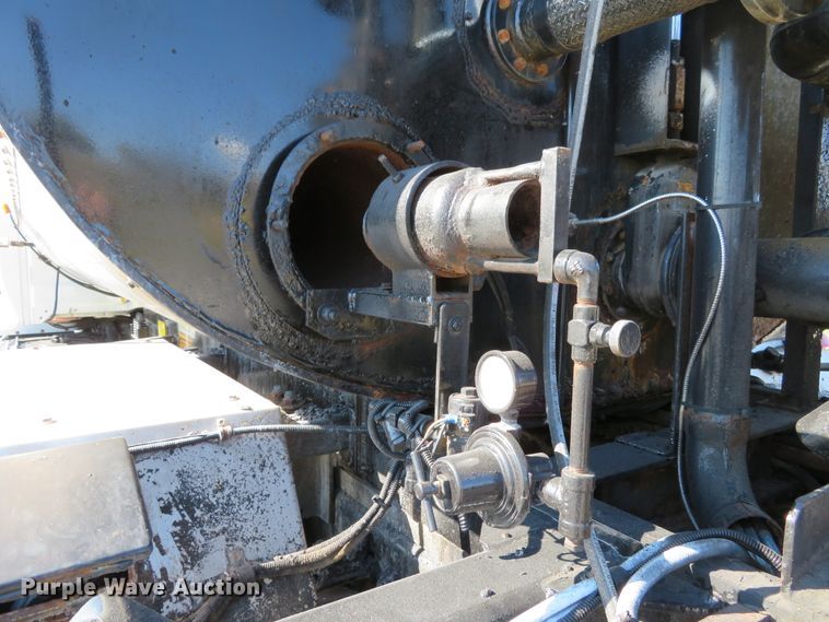 image for item DI3820 2002 International 7300  oil distributor truck