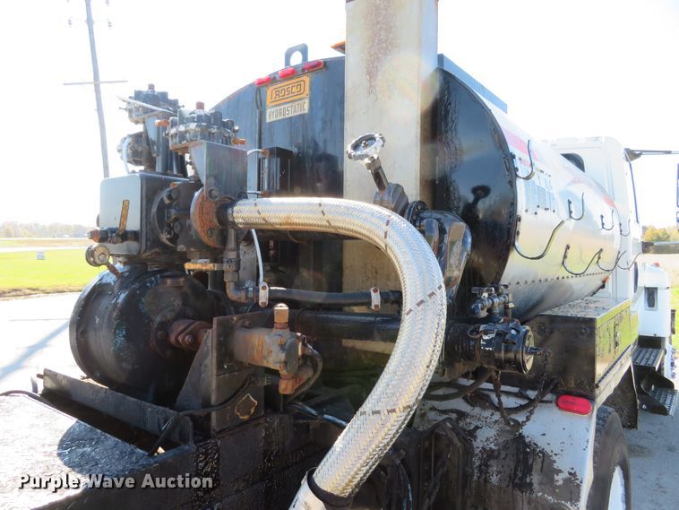 image for item DI3820 2002 International 7300  oil distributor truck