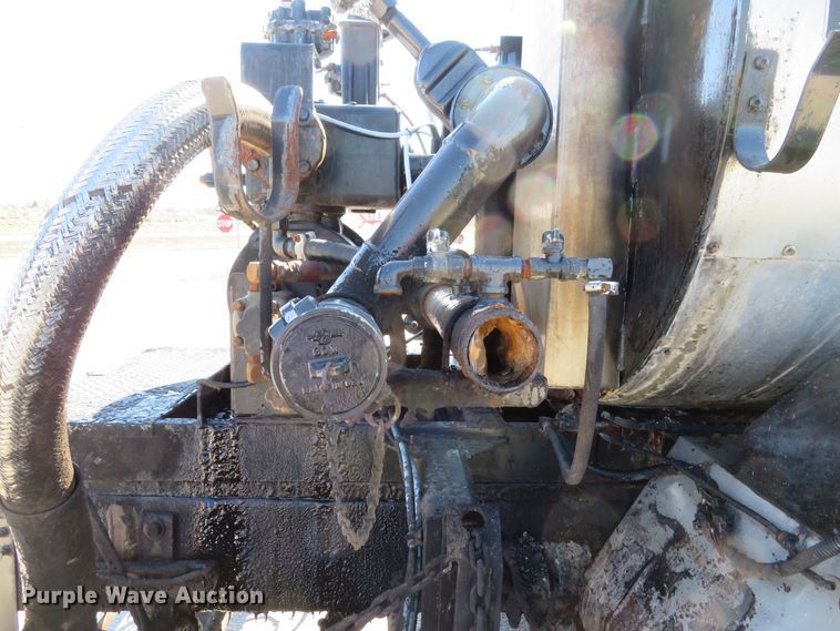 image for item DI3820 2002 International 7300  oil distributor truck