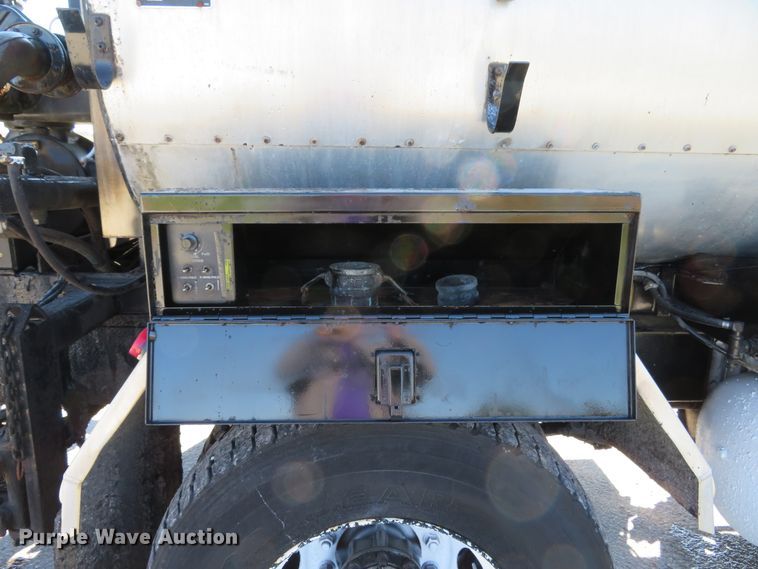 image for item DI3820 2002 International 7300  oil distributor truck