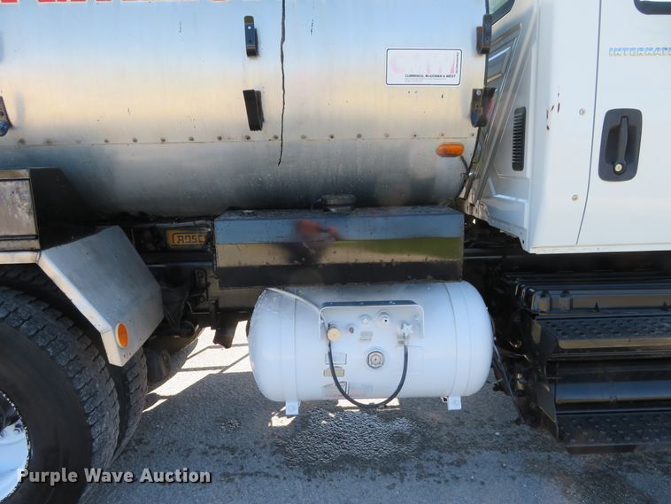 image for item DI3820 2002 International 7300  oil distributor truck