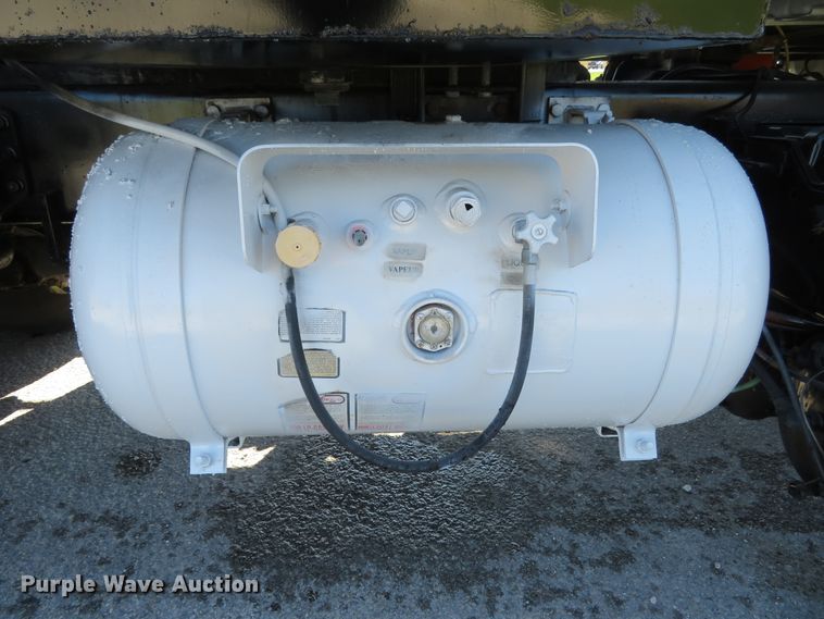 image for item DI3820 2002 International 7300  oil distributor truck