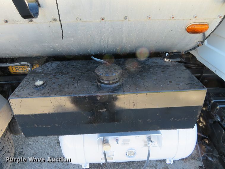 image for item DI3820 2002 International 7300  oil distributor truck