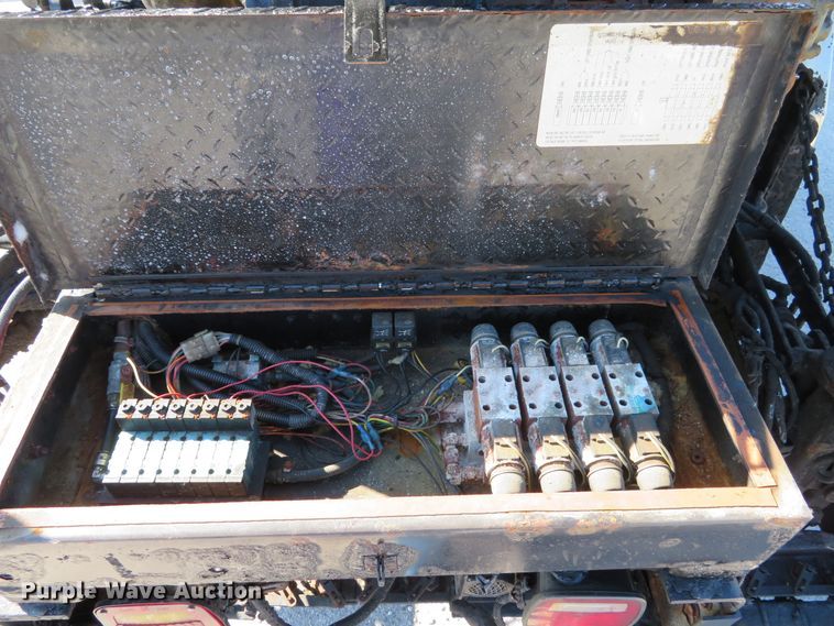 image for item DI3820 2002 International 7300  oil distributor truck