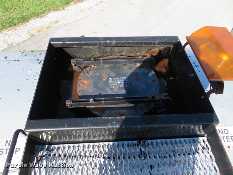 image for item DI3820 2002 International 7300  oil distributor truck