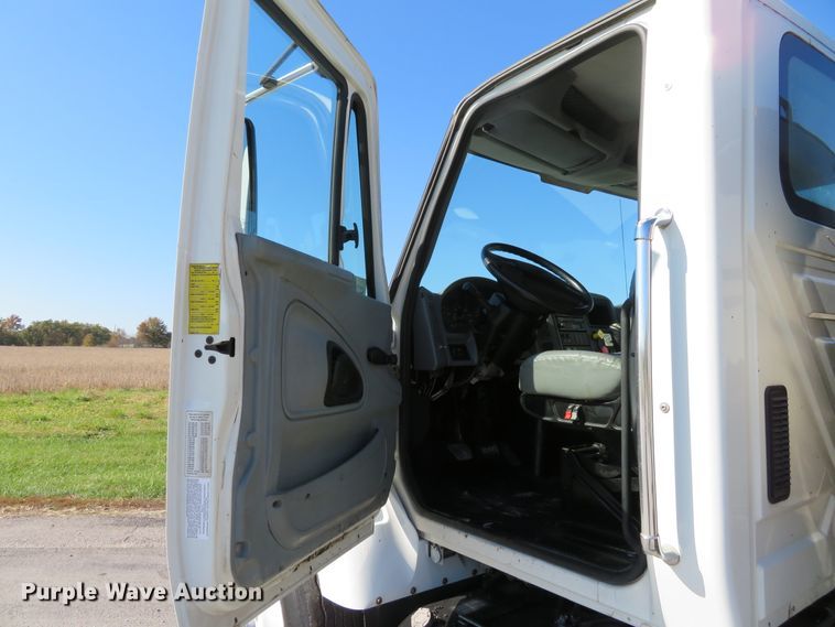 image for item DI3820 2002 International 7300  oil distributor truck