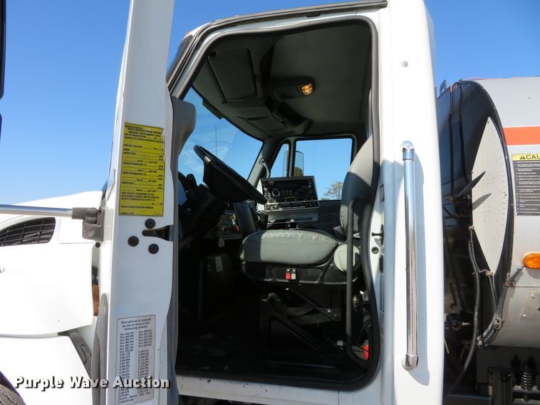 image for item DI3820 2002 International 7300  oil distributor truck