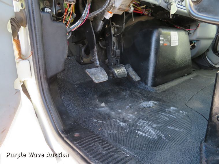 image for item DI3820 2002 International 7300  oil distributor truck