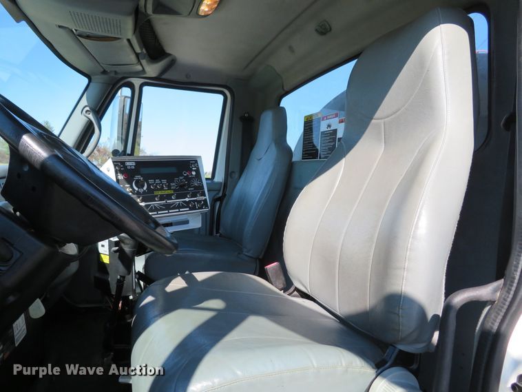 image for item DI3820 2002 International 7300  oil distributor truck