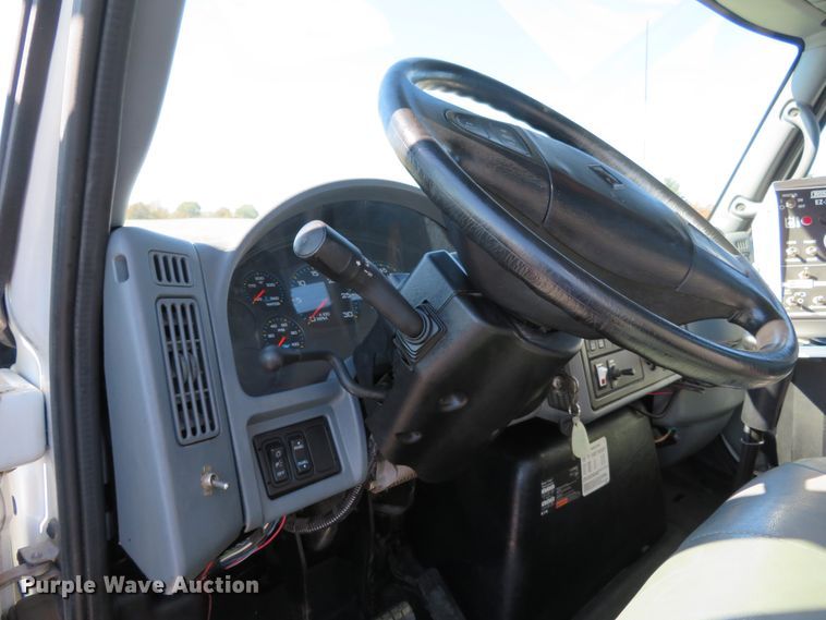 image for item DI3820 2002 International 7300  oil distributor truck