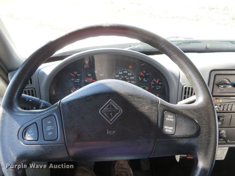 image for item DI3820 2002 International 7300  oil distributor truck