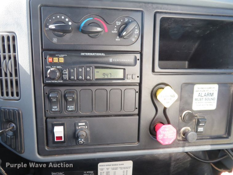 image for item DI3820 2002 International 7300  oil distributor truck