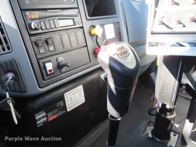 image for item DI3820 2002 International 7300  oil distributor truck