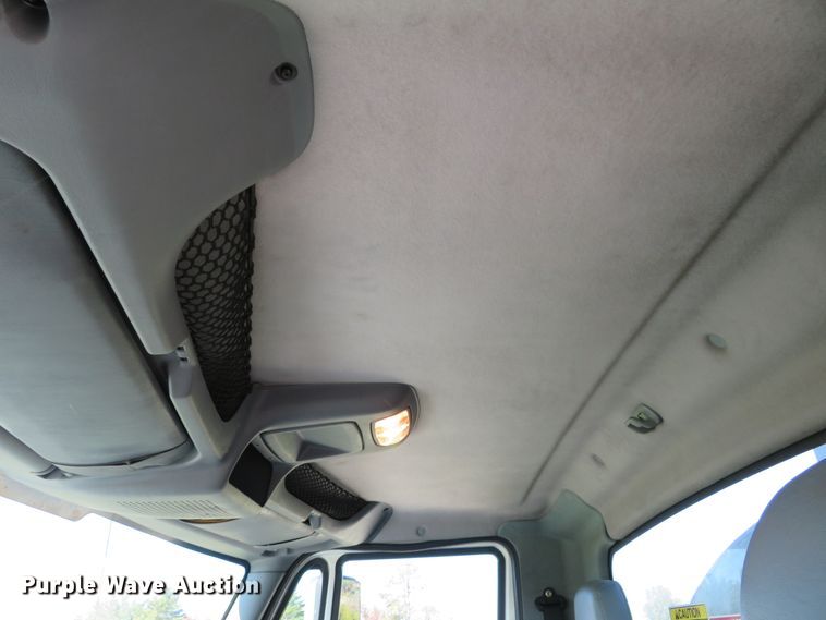 image for item DI3820 2002 International 7300  oil distributor truck