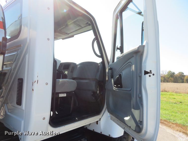 image for item DI3820 2002 International 7300  oil distributor truck