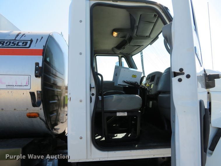 image for item DI3820 2002 International 7300  oil distributor truck