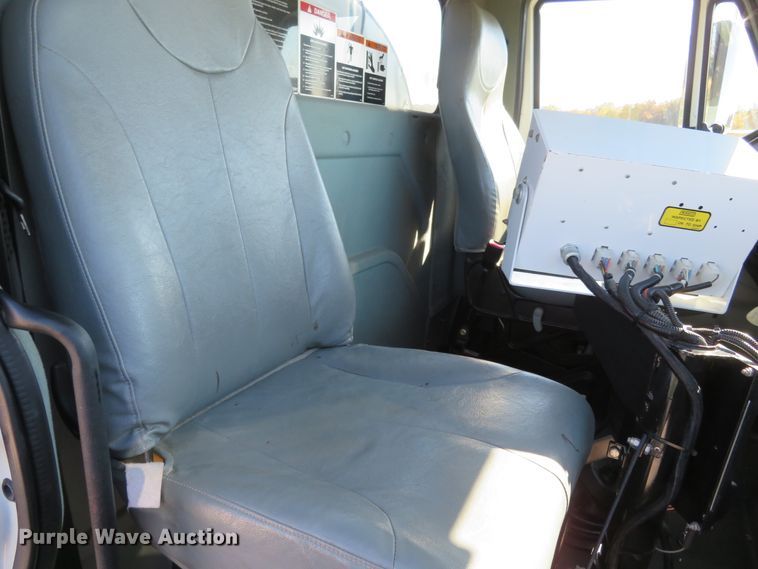 image for item DI3820 2002 International 7300  oil distributor truck