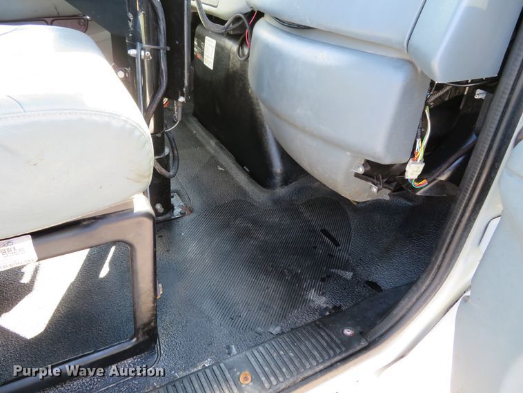 image for item DI3820 2002 International 7300  oil distributor truck