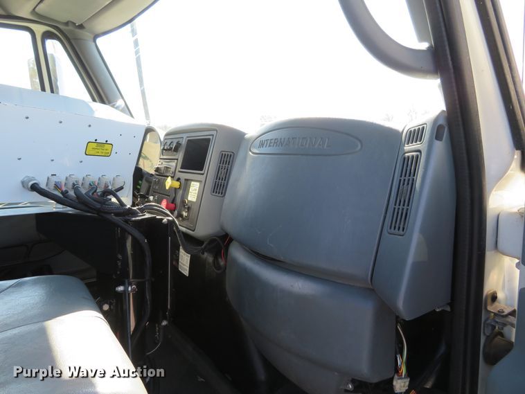 image for item DI3820 2002 International 7300  oil distributor truck