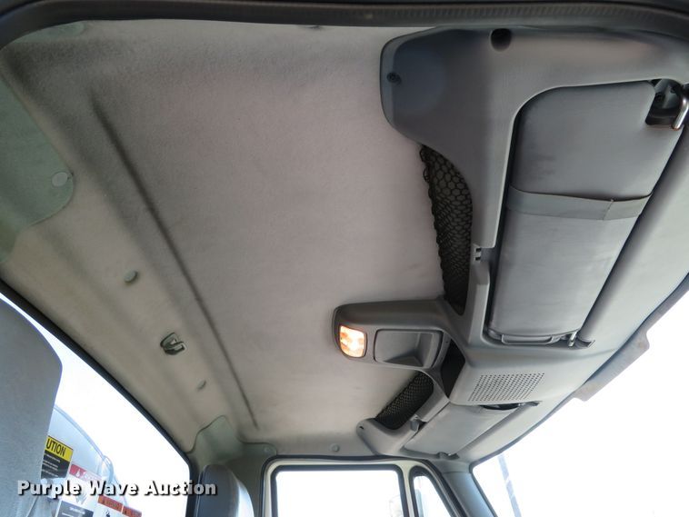 image for item DI3820 2002 International 7300  oil distributor truck