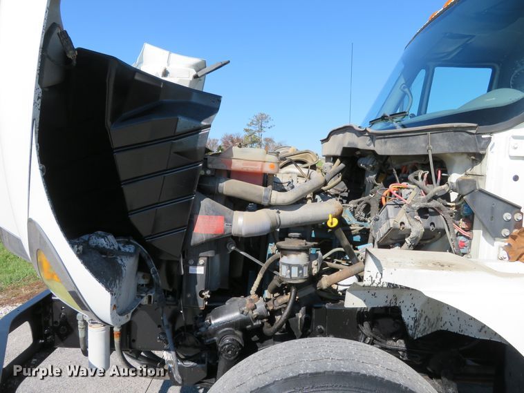 image for item DI3820 2002 International 7300  oil distributor truck