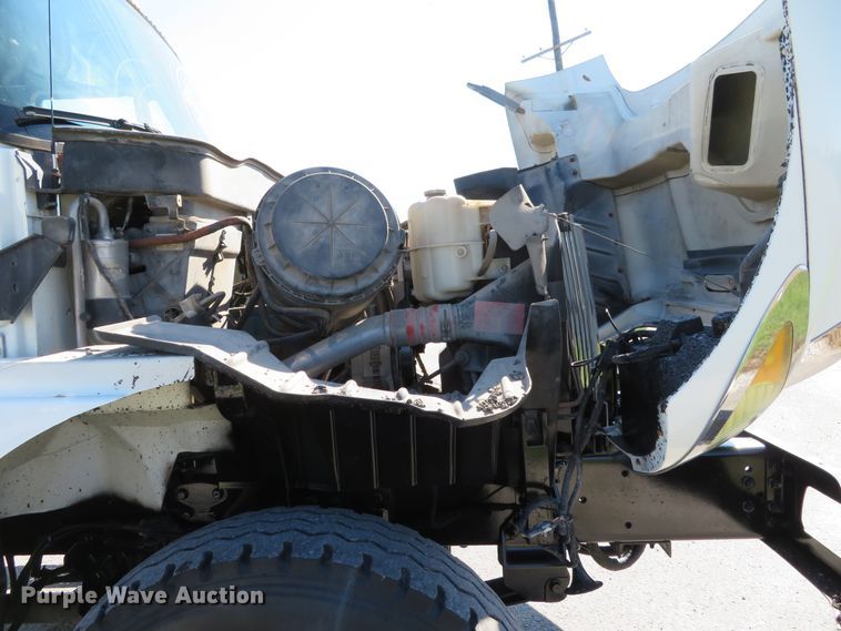 image for item DI3820 2002 International 7300  oil distributor truck