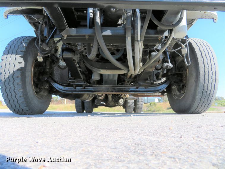 image for item DI3820 2002 International 7300  oil distributor truck