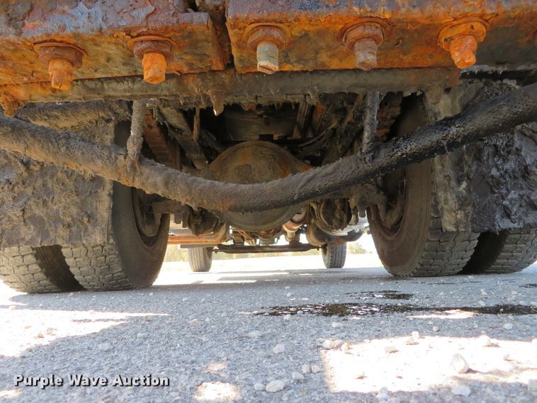 image for item DI3820 2002 International 7300  oil distributor truck